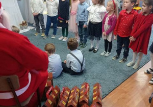 Dzieci recytują wiersz dla przybyłego Mikołaja.